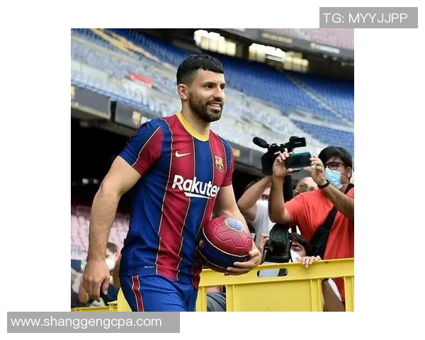 以踢足球时斜视著名球星为中心的运动员独特技艺解析