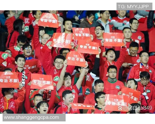 国足球星全情投入绿茵场日常训练展现拼搏精神激励无数球迷 国足球星全情投入绿茵场日常训练展现拼搏精神激励无数球迷