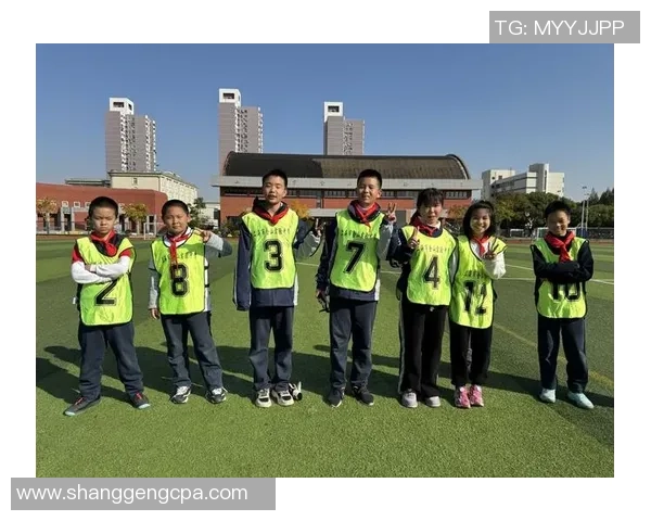 少女化身绿茵英雄演绎球星风采展现青春与运动魅力 少女化身绿茵英雄演绎球星风采展现青春与运动魅力