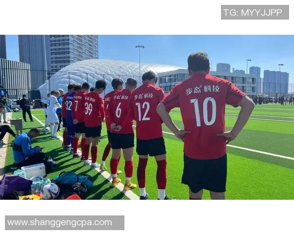 手握胜利之球的足球巨星在绿茵场上展现无限风采 手握胜利之球的足球巨星在绿茵场上展现无限风采