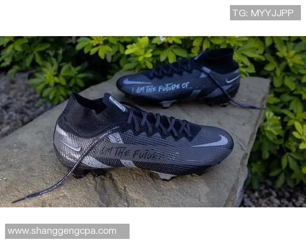 拉什福德全新定制足球鞋亮相 引领球场时尚潮流与性能革命