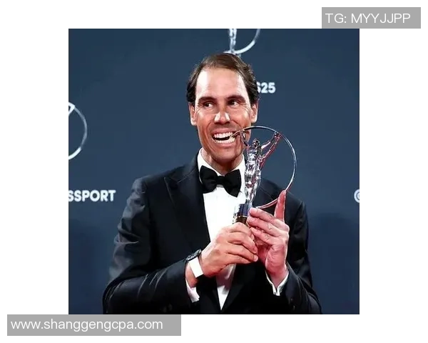 探索世界足球明星背后的传奇故事与荣耀时刻 探索世界足球明星背后的传奇故事与荣耀时刻