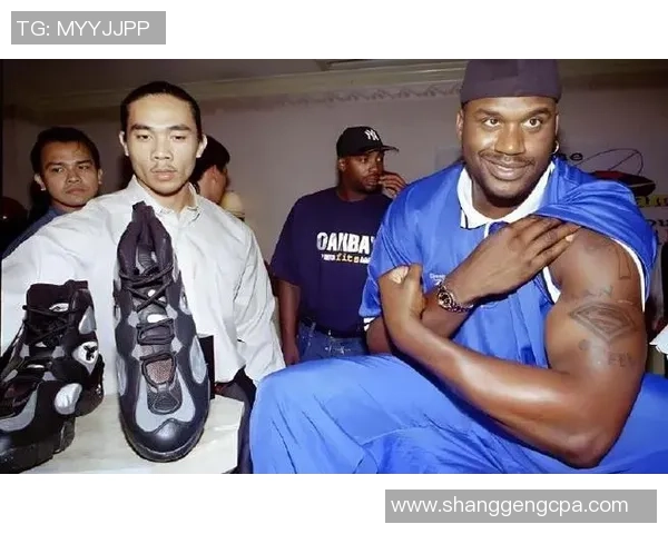 穿着TF足球鞋训练的球星们如何提升场上表现与技术水平分析