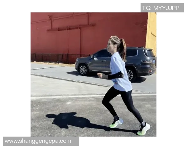 粉丝偶遇足球明星全程记录 热情互动引发网络热议