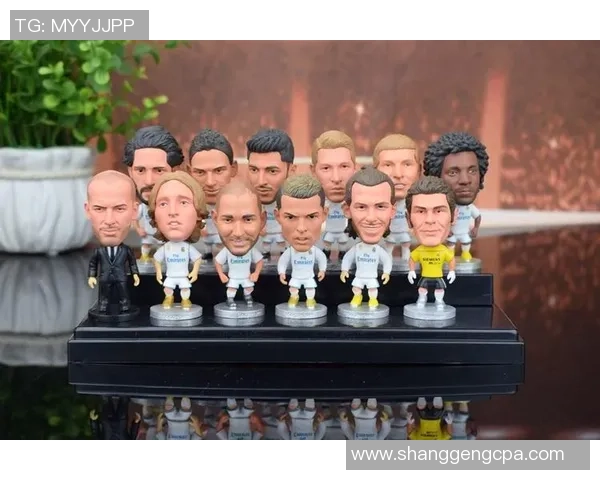 线条雕刻展现足球球星风采艺术之美与运动精神交融