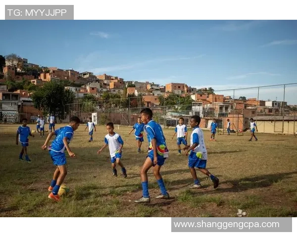 足球球星温情赠鞋激励青少年追梦绿茵场